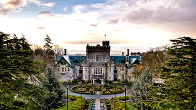 Image for Top 10 Most Beautiful Universities in Canada 🇨🇦