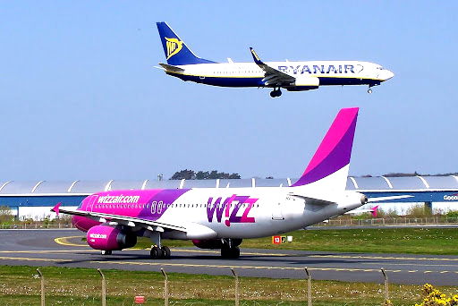 Traveling throughout Italy can be very cheap - airplanes in Italy