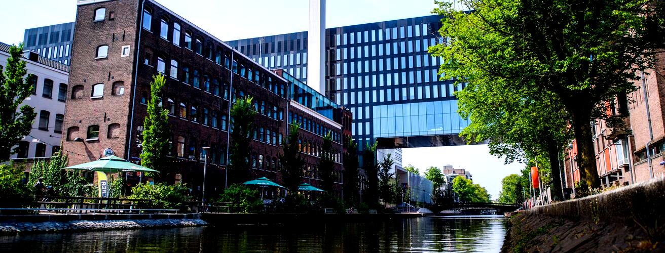 UvA offers various STEM programs, including computer science, artificial intelligence, and data science. It's one of the top-ranked universities in the country and is located in the vibrant city of Amsterdam.